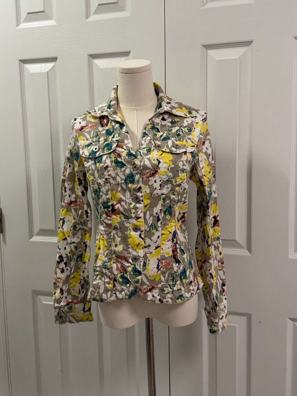 A.M.I. Floral Stretch Denim Jacket Medium Cotton Button Front